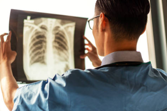 利用超音波導引方式，進行豎脊肌神經阻斷術，讓患者更快從受傷當中恢復