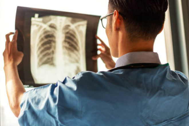 利用超音波導引方式，進行豎脊肌神經阻斷術，讓患者更快從受傷當中恢復